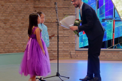 Foto-4.-Leerlingen-feliciteren-Andrew